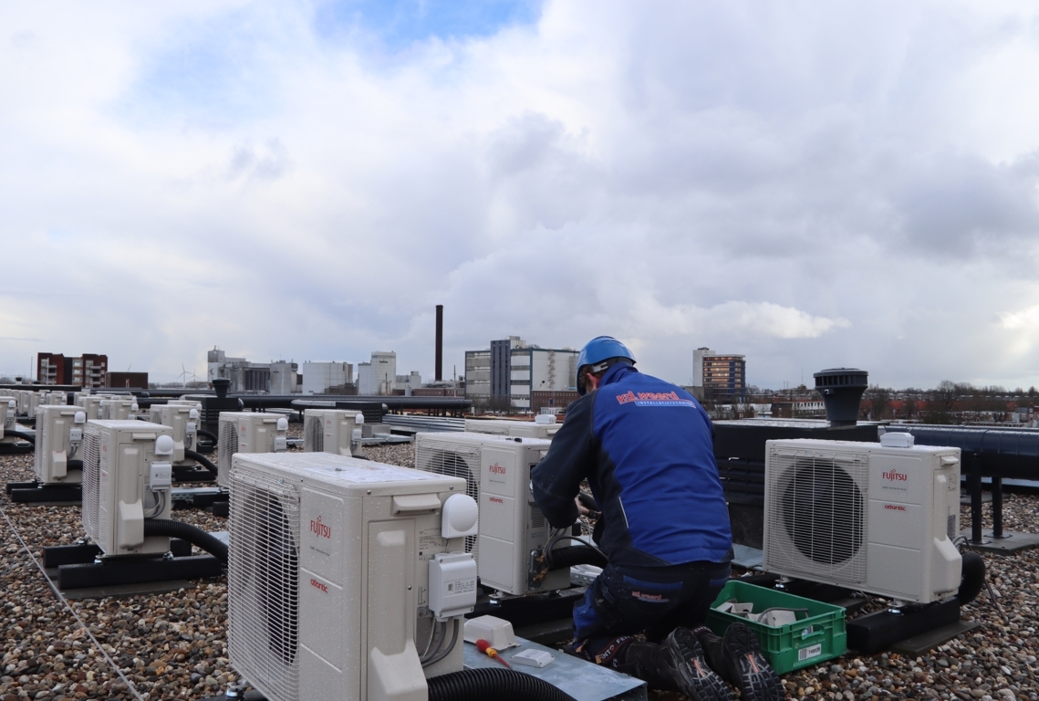 Medewerker Van der Weerd Installatietechniek aan het werk