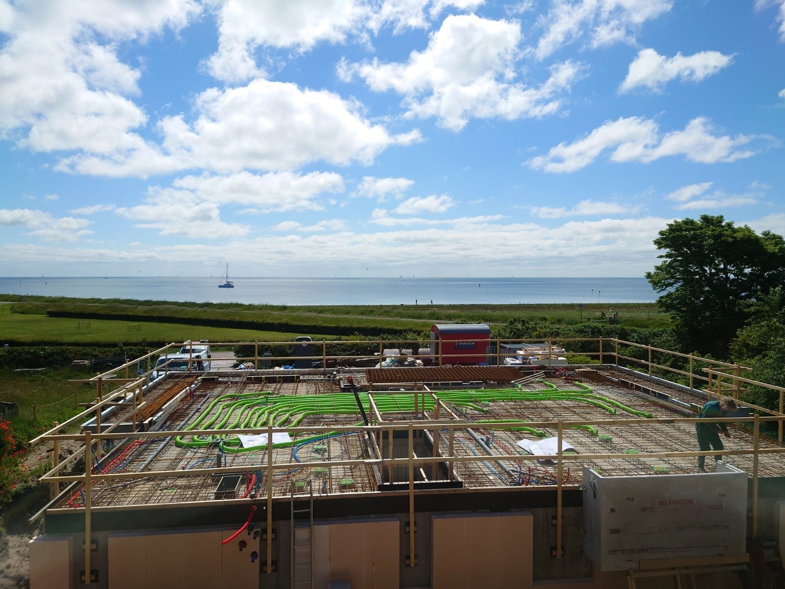 Techniek op het dak van duinwoning Vlieland ruwbouw