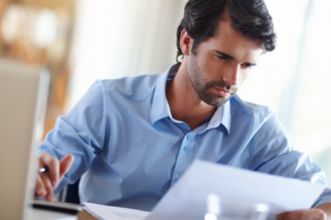 persoon die calculaties maakt en offertes vergelijkt